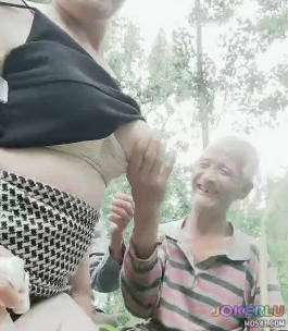  燕姐下乡户外专门勾引农村老头野战一次找了3个色老头4P给他们喝红牛补体力